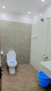 卡拉奇Clifton Lodge Boutique Hotel的一间带卫生间和水槽的浴室