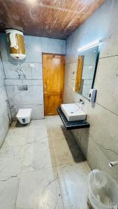 马拉里Ocean Inn的一间带水槽、卫生间和镜子的浴室