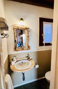 伊利达Pasithea House的一间带水槽和镜子的浴室