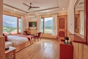 ShamshiVivaan stays的一间卧室设有一张床和一个大窗户