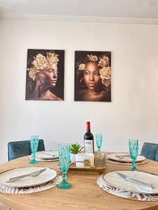 比利亚霍约萨Apartamento Familiar的一张带盘子和玻璃杯的桌子和一瓶葡萄酒