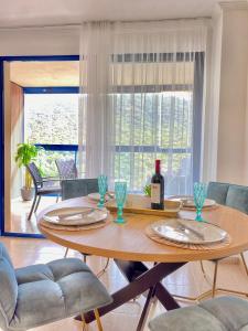 比利亚霍约萨Apartamento Familiar的餐桌和一瓶葡萄酒