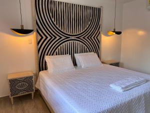 巴耶杜帕尔Hotel Valledupar Plaza的一间卧室配有一张带大床头板的床