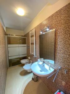 斯佩隆加Villanna的一间带水槽、卫生间和镜子的浴室