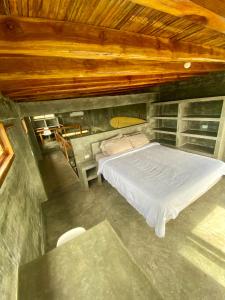 Las TunasHermanos Perdidos Surf的一间卧室设有一张床和木制天花板