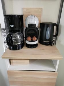 欧雷扬MOBIL HOME Climatisé G058的架子上的咖啡壶和咖啡机