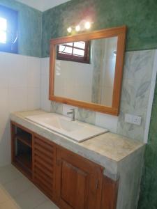 肯克拉哈巴拉杜瓦海滨别墅 的一间带水槽和镜子的浴室