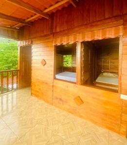 图里亚尔瓦Cabaña Monarca的小木屋内有一张床