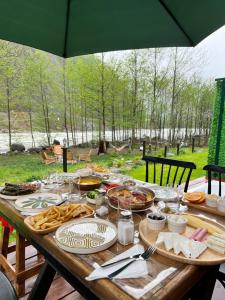 ArdeşenNoveli Tiny House的一张木桌,上面有食物