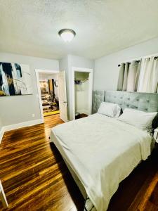 斯普林菲尔德Newly renovated first floor apartment getaway的卧室配有一张白色大床
