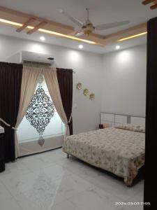 伊斯兰堡Edge of Islamabad Entrance的一间卧室设有一张床和一个窗口