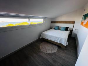 埃斯塔蒂特Salles Beach Duplex Apartamento 45的一间小卧室,配有床和窗户