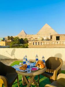 开罗Alma Pyramids View的一张桌子,上面放着一个面包和水瓶