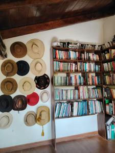 奥兰太坦波Casablanca Ollantaytambo的墙上挂着帽子的房间和书架