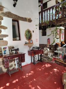 奥兰太坦波Casablanca Ollantaytambo的一间铺有红地毯并设有一个楼梯的客厅
