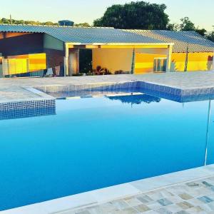 圣若昂-达巴拉Pousada Chacara Princesa Isabel的前面有一个蓝色游泳池的房子