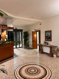 迪亚诺马里纳Hotel Eden Park的大堂设有桌子和地毯