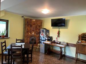 图尔恰Casa Adelmar的一间带桌子的客厅和一间带冰箱的厨房