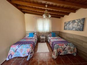 上布雷尼亚Casa Heydi的客房设有两张床和窗户。