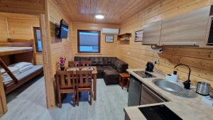 达布基Domki Sowia Polana的一间厨房和客厅,位于一个小房子里