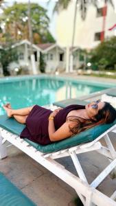 莫尔吉姆Seawood beach front resort的躺在游泳池旁木筏上的女人