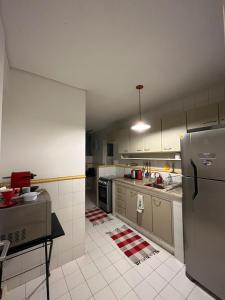 里约热内卢Apartamento Aconchegante na Zona Sul, Botafogo Rj的带冰箱和柜台的大厨房
