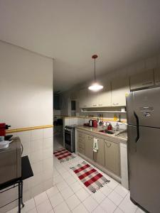 里约热内卢Apartamento Aconchegante na Zona Sul, Botafogo Rj的厨房配有冰箱和台面