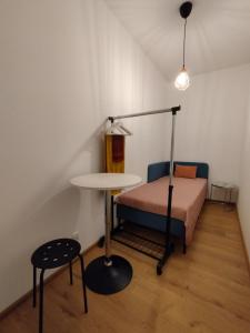 华沙Villa Natali Warszawa的小房间设有一张床和一张桌子