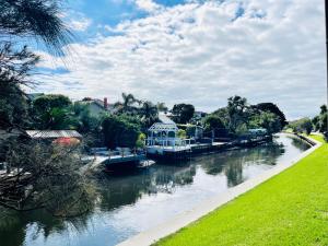 弗兰克斯顿Long Island Beach House gateway to Mornington Peninsula #free parking的河边有凉亭的河流