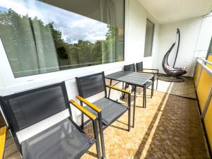 汉诺威Messe-Apartment für 5 Gäste mit Balkon und Lift的客房设有桌椅和窗户。