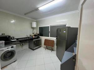开罗Room for transit near airport的厨房配有冰箱和洗衣机。