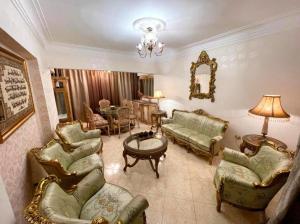 开罗Room for transit near airport的客厅配有椅子、沙发和桌子