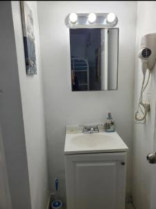 迈阿密B3 Best Value on Private Bedroom with Private Bathroom in Little Havana, Miami的浴室设有白色水槽和镜子