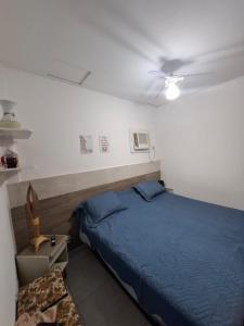 累西腓Bonito é ser Feliz的一间卧室配有蓝色的床和吊扇