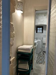 洛科罗通多Holiday Home Cosimo的一间带水槽、卫生间和镜子的浴室