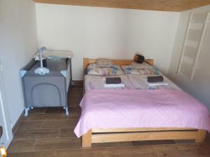 博尔多格克瓦劳尔尧Wellness Villa Diana的一间卧室配有一张带粉红色床罩的床