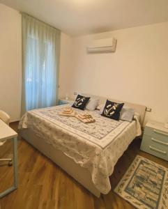 阿拉西奥Holiday Rooms La Campagnetta的一间卧室设有一张床和一个窗口