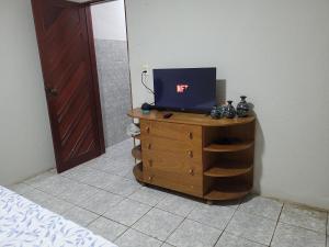 北茹阿泽鲁Quarto - Canto Juazeirense的一间卧室配有梳妆台,楼上配有电视
