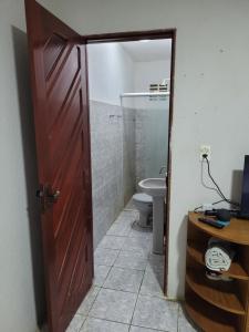 北茹阿泽鲁Quarto - Canto Juazeirense的一间带卫生间和木门的浴室