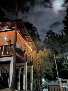 安赫莱斯镇Glamping Anturios的夜晚屋顶上灯火通明的房子