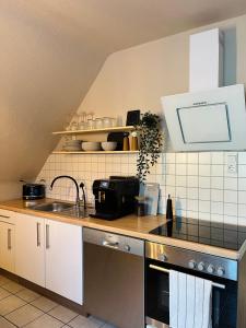 汉诺威OVERNIGHT Apartment No1 - Dachterrasse, Küche的厨房配有水槽和台面