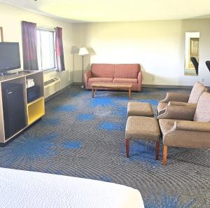 North Sioux City北苏城戴斯酒店的客厅配有沙发、椅子和电视