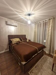 采蒂涅Apartmani Fantasia Cetinje的一间卧室设有一张带天花板的大床