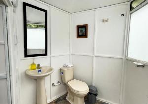 圣弗朗西斯科Yaque Glamping的白色的浴室设有卫生间和水槽。