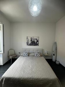 卡利亚里Affittacamere Sa Pardula的一间卧室配有一张大床和一个吊灯。