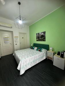 卡利亚里Affittacamere Sa Pardula的一间卧室设有一张床和绿色的墙壁