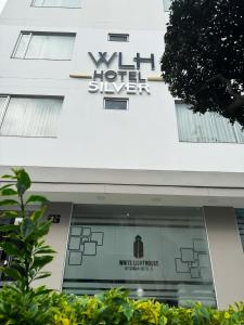 波哥大Hotel WLH Silver Bogota - White Lighthouse的一座建筑,上面标有读《狼人旅馆调查》的标志