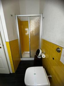 卡利亚里Affittacamere Sa Pardula的浴室设有卫生间和黄色瓷砖淋浴。