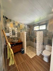 阿瓦托鲁Rangiroa Cottage的浴室配有卫生间、淋浴和盥洗盆。