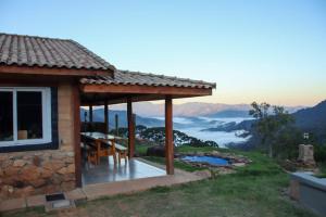 圣本图-杜萨普卡伊Cabana do Camelo的房屋设有山景甲板